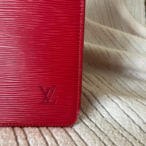 Elegant Red Designer Handbag - Picture 2 of 8